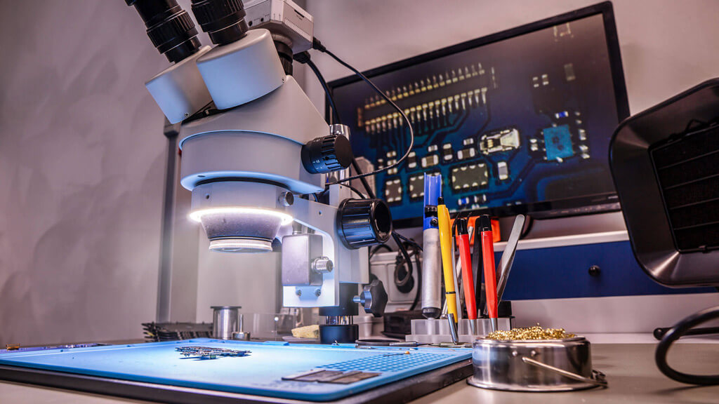 Réparation carte mère sous microscope à Lyon